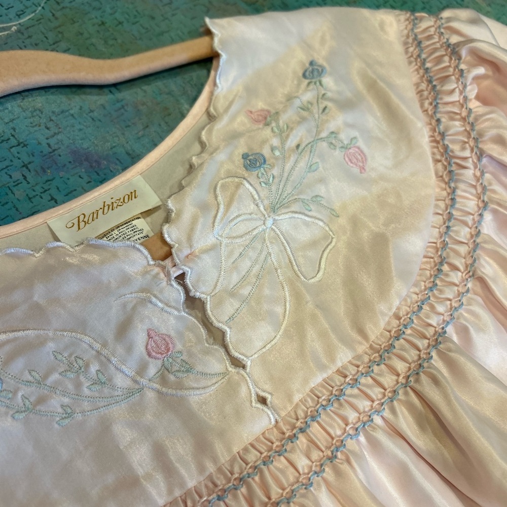 Dainty Sweet Vintage Nightgown - Picture 2 of 13